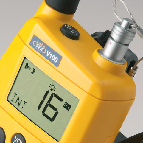 Ocean Signal SafeSea V100 Bærbar GMDSS VHF Radio 720S-00585
